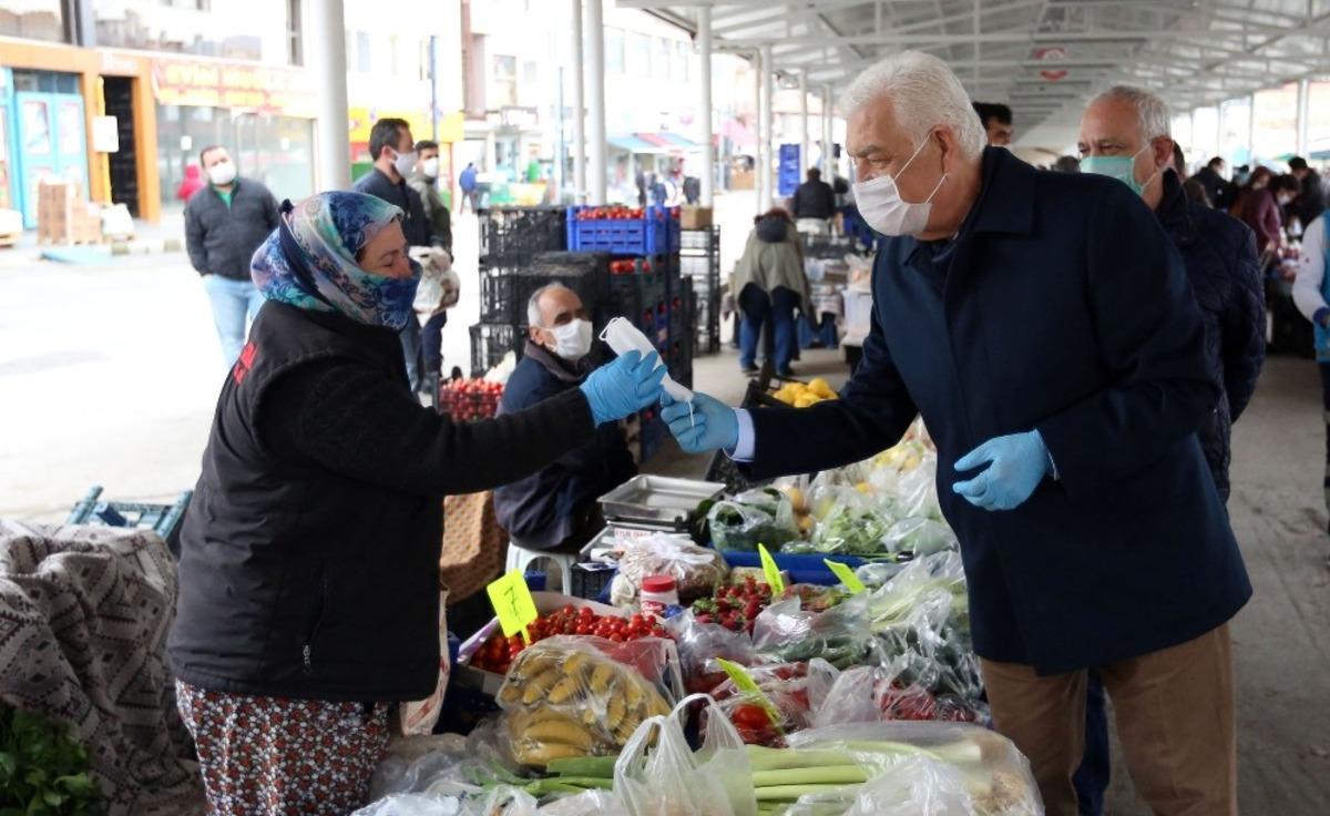 B&uuml;y&uuml;kşehir 375 bin adet &uuml;cretsiz maske dağıttı