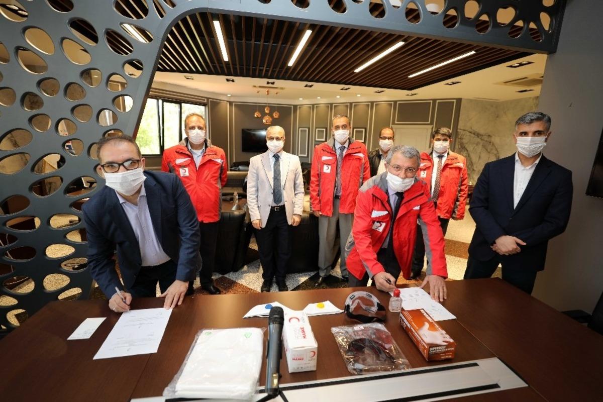 T&uuml;rk Kızılayı&rsquo;ndan GA&Uuml;N&rsquo;e anlamlı bağış