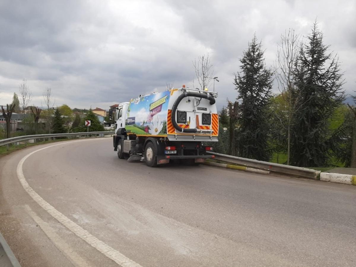 Kocaeli&rsquo;de yollar d&uuml;zenli olarak temizleniyor