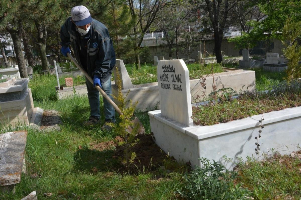 Akyurt&rsquo;ta mezarlıklarda bayram hazırlığı
