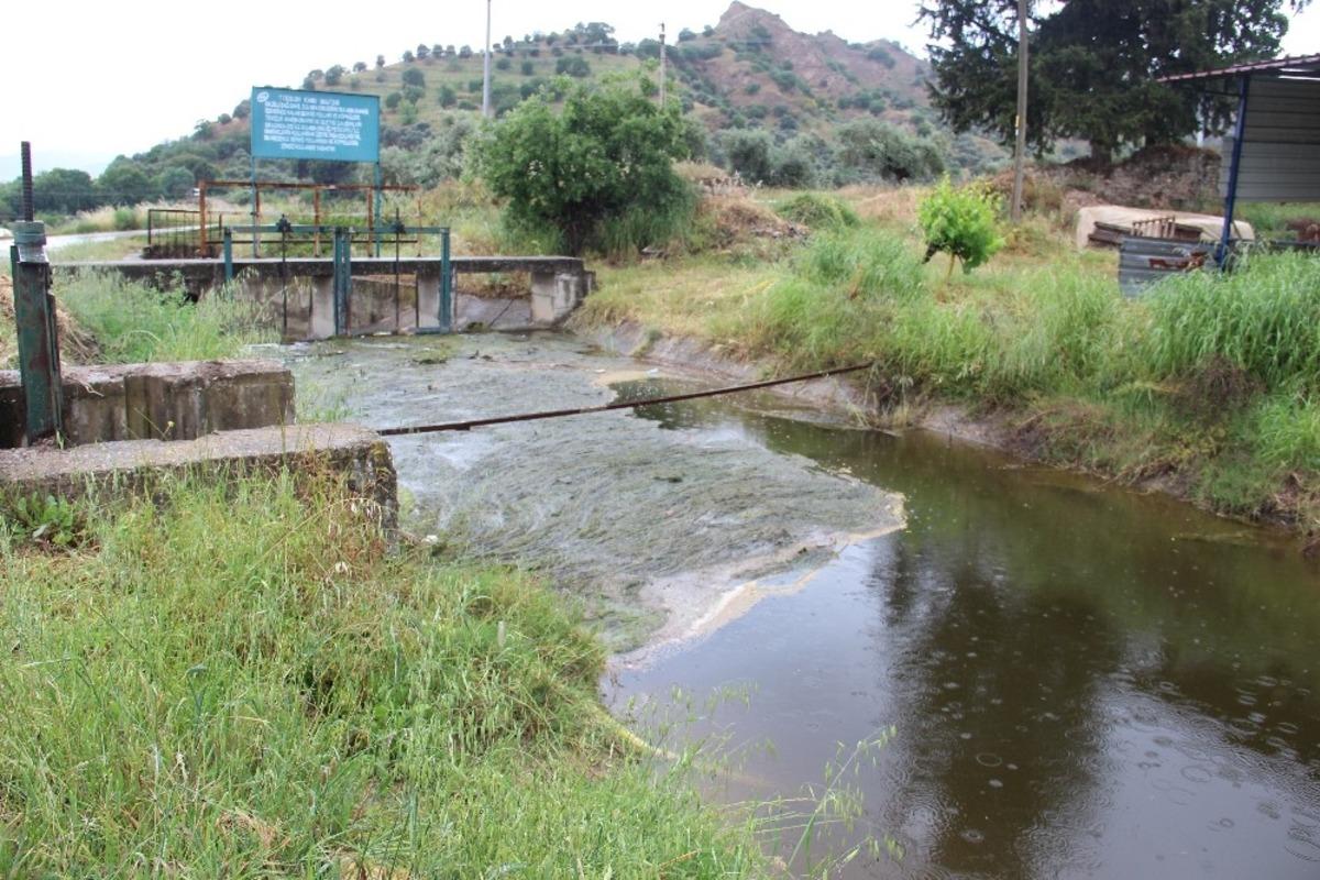 Aydınlı &uuml;reticiler, B&uuml;y&uuml;k Menderes&rsquo;ten su verilen kanaldaki kirliliğe bir &ccedil;&ouml;z&uuml;m bulunmasını istiyor