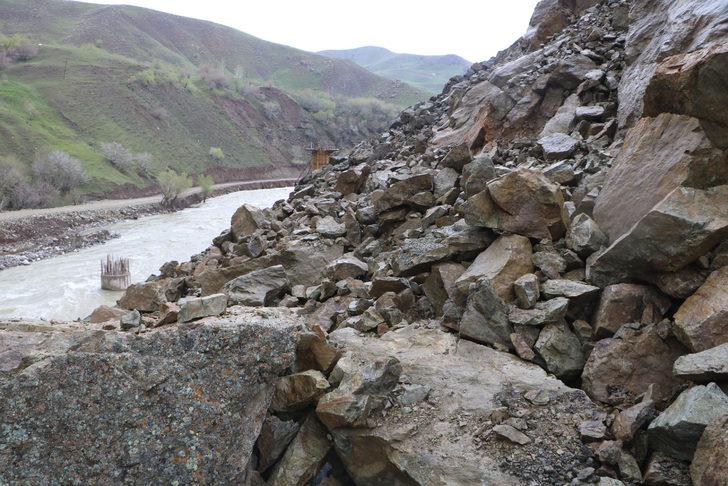 Yüksekova'da heyelan! Van ve Hakkari'ye ulaşım sağlanan yol 4 gündür kapalı G2