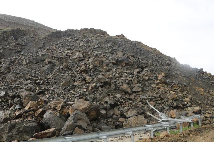 Yüksekova'da heyelan! Van ve Hakkari'ye ulaşım sağlanan yol 4 gündür kapalı G3