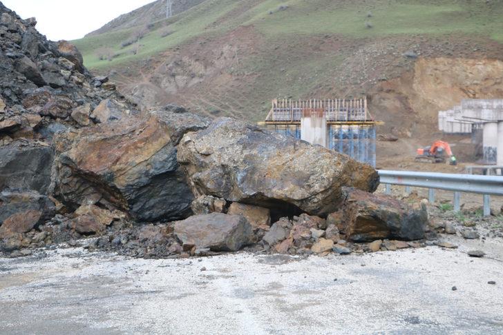 Yüksekova'da heyelan! Van ve Hakkari'ye ulaşım sağlanan yol 4 gündür kapalı G4