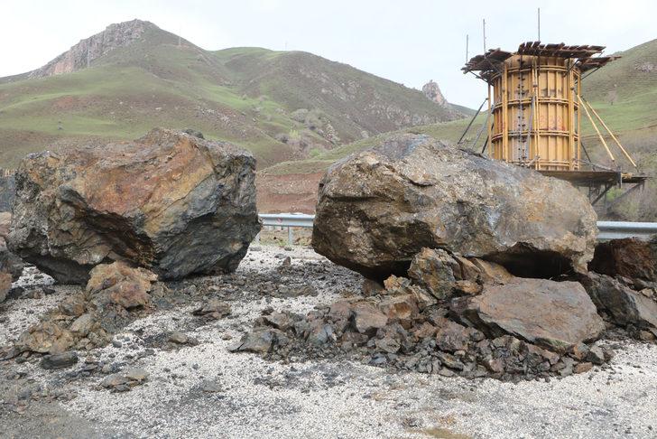 Yüksekova'da heyelan! Van ve Hakkari'ye ulaşım sağlanan yol 4 gündür kapalı G5