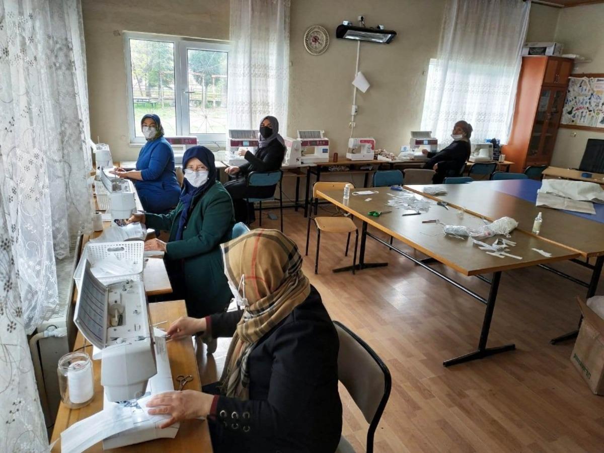 Hisarcık&rsquo;ta g&ouml;n&uuml;ll&uuml; kursiyerlerden maske &uuml;retim seferberliğine destek