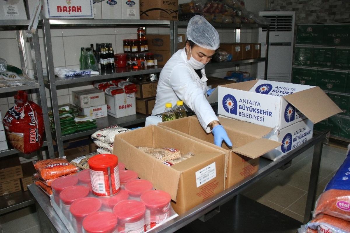 B&uuml;y&uuml;kşehir kapı kapı gıda yardımı yapıyor