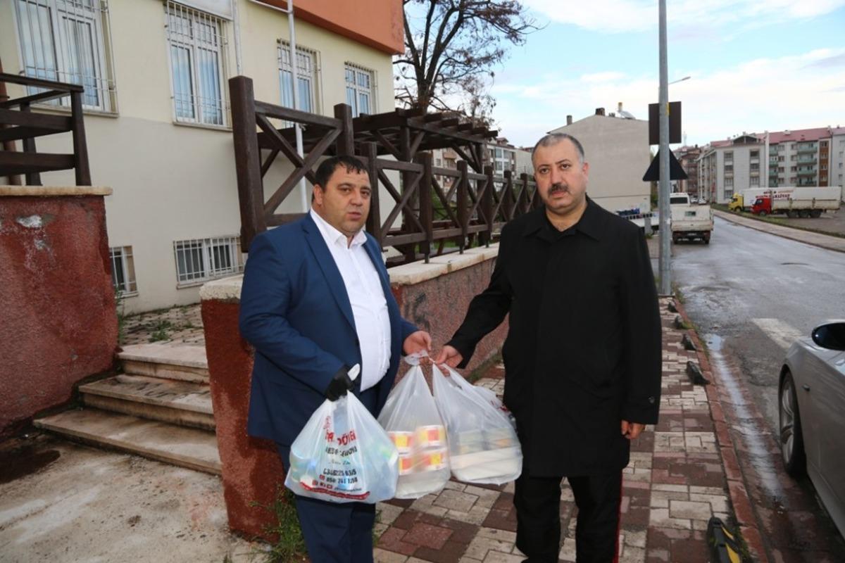 İhtiya&ccedil; sahiplerinin yemeği evlerine g&ouml;t&uuml;r&uuml;l&uuml;yor
