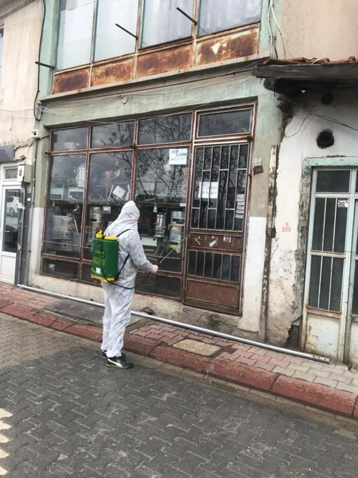 Emet&rsquo;te kamu kurumları ve esnaflar aralıksız dezenfekte ediliyor