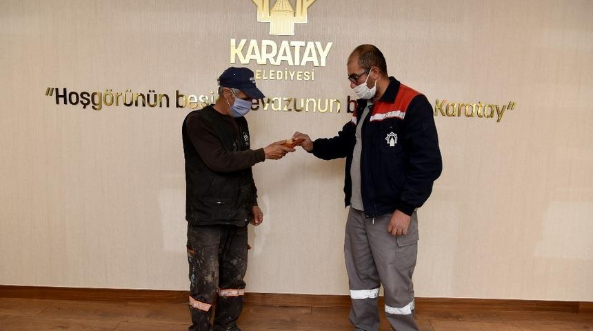 Karatay personeli, yolda bulduğu c&uuml;zdanı sahibine teslim etti