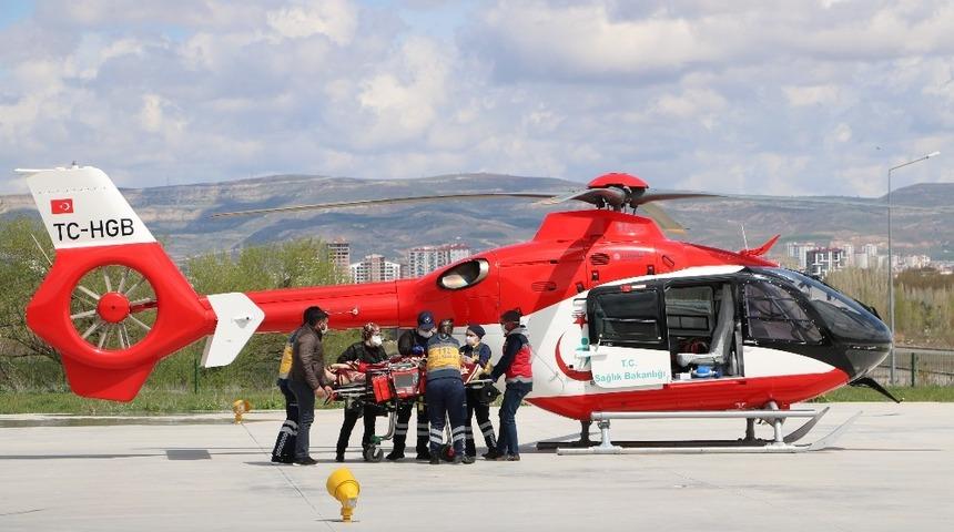 Ambulans helikopter onun i&ccedil;in havalandı