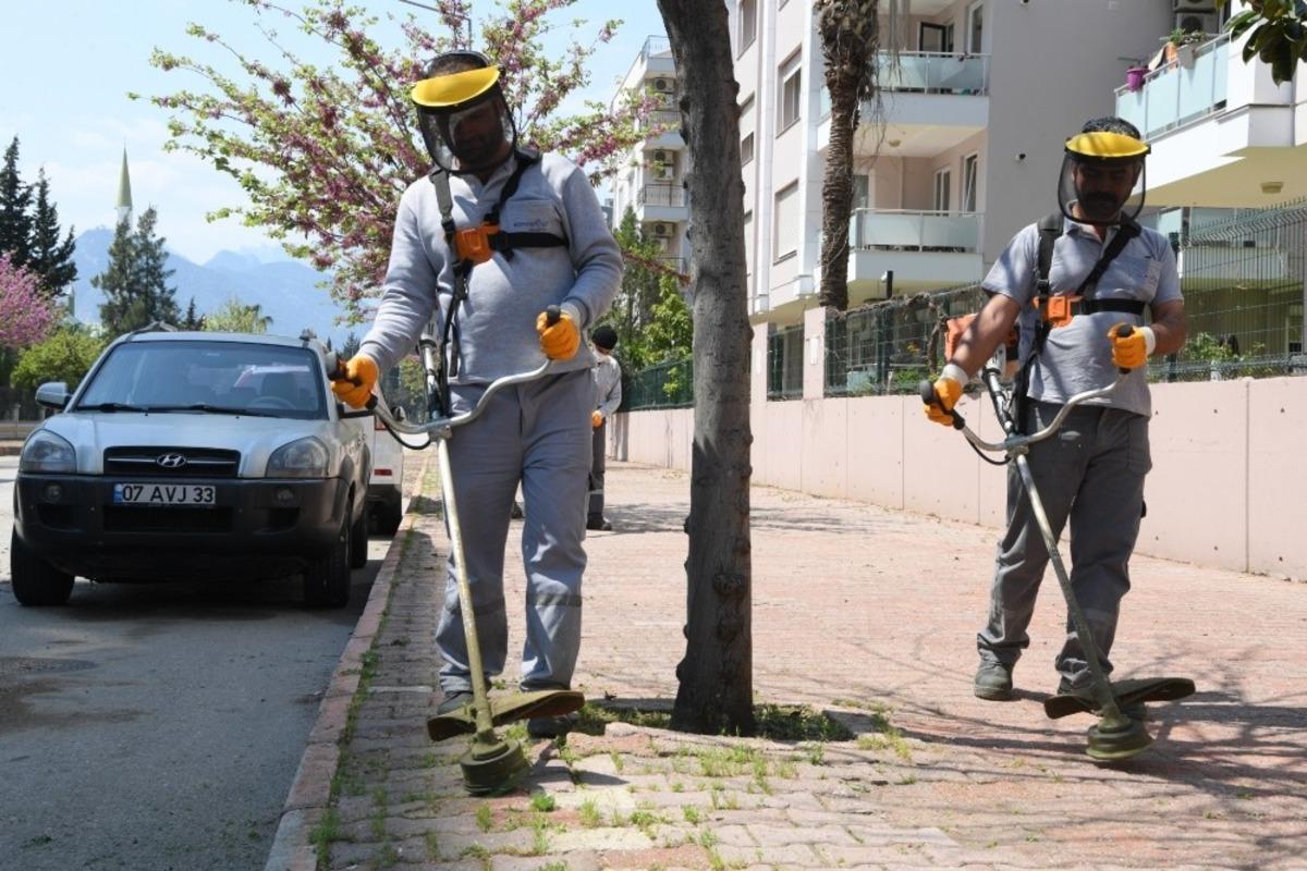 Konyaaltı&rsquo;nda sokak ve kaldırımlar temizleniyor