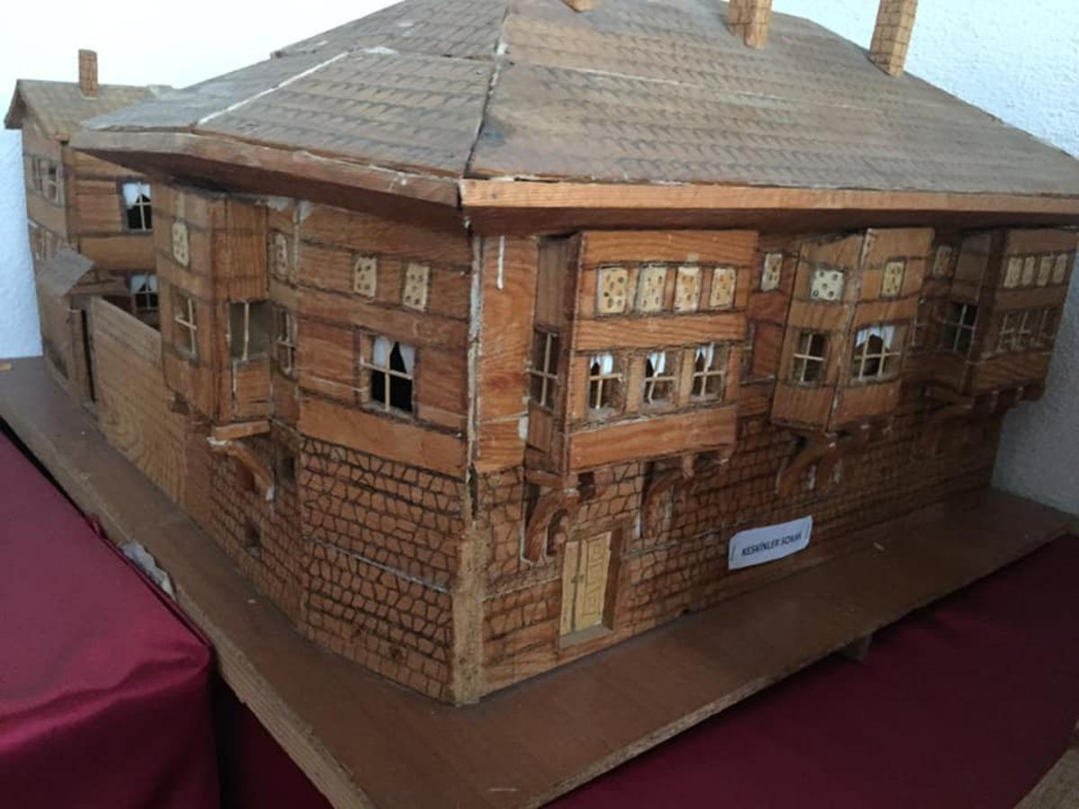 Osmaneli tarihine ışık tutan Ulvi Erbaş&rsquo;ın eserleri belediye m&uuml;zesinde sergileniyor