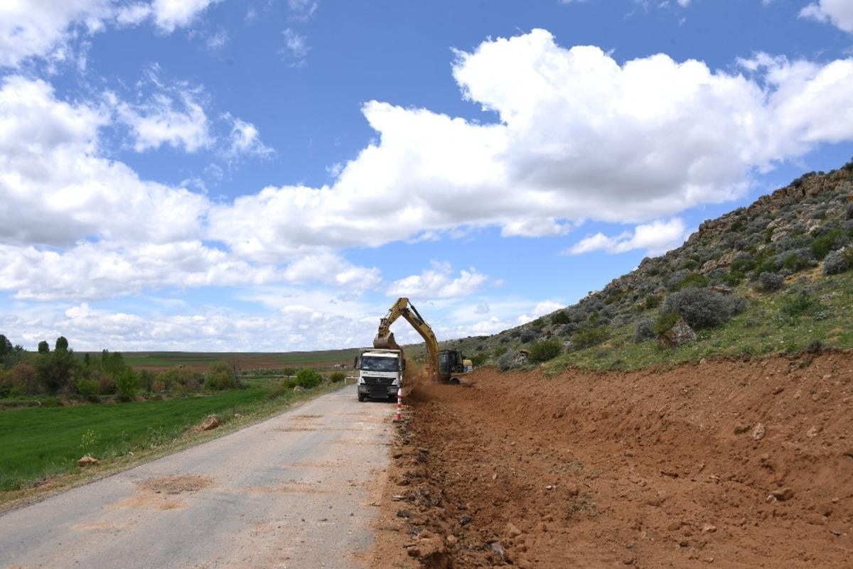 Konya B&uuml;y&uuml;kşehir mahalle yollarında hummalı &ccedil;alışmalarını s&uuml;rd&uuml;r&uuml;yor