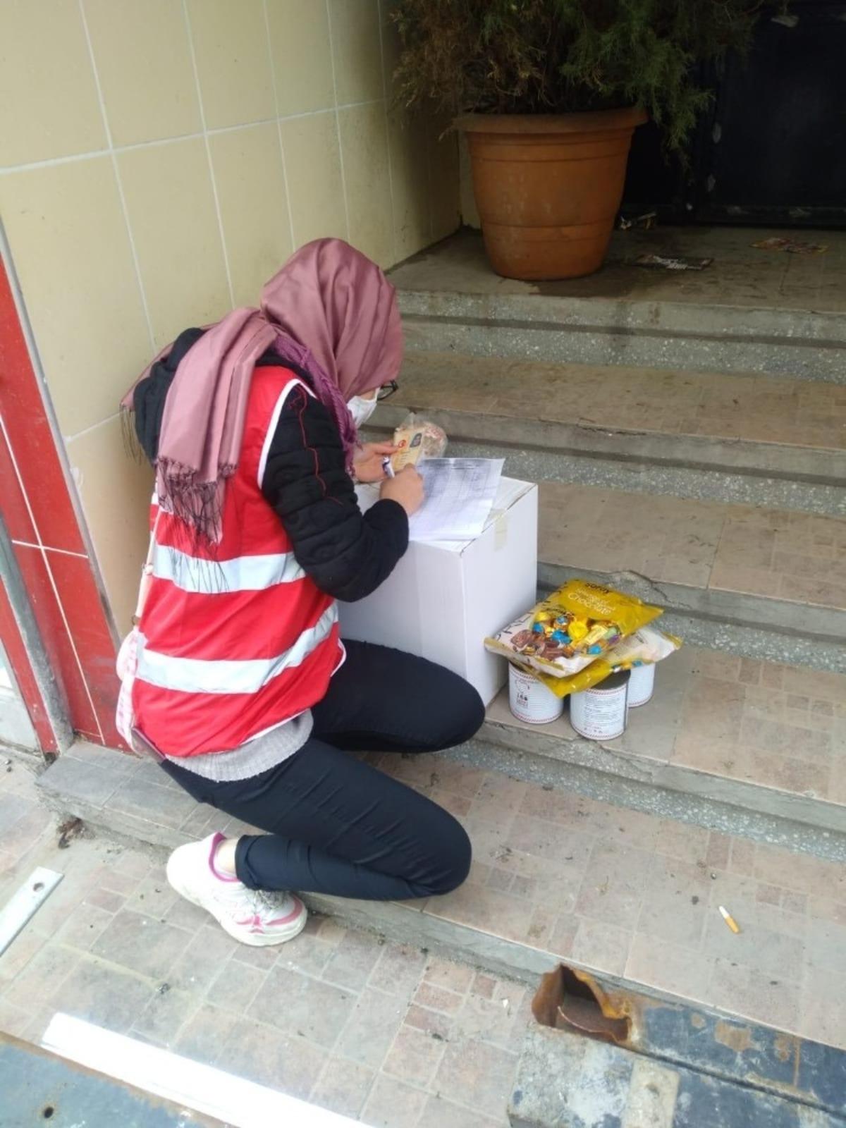 Kızılay yardımlarını s&uuml;rd&uuml;r&uuml;yor