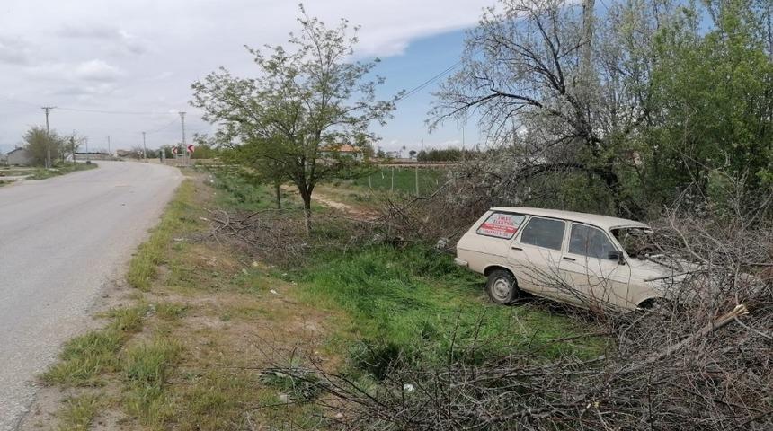 Kontrolden &ccedil;ıkan otomobilin s&uuml;r&uuml;c&uuml;s&uuml; yaralandı