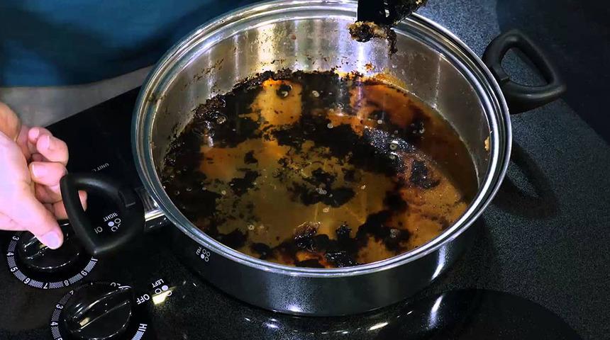 Yemeğiniz yandıysa panik yapmayın! Bu y&ouml;ntemlerle yemeği kurtaracaksınız...