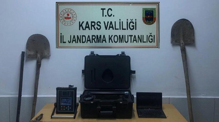 Kars&rsquo;ta defineciler yakayı ele verdi