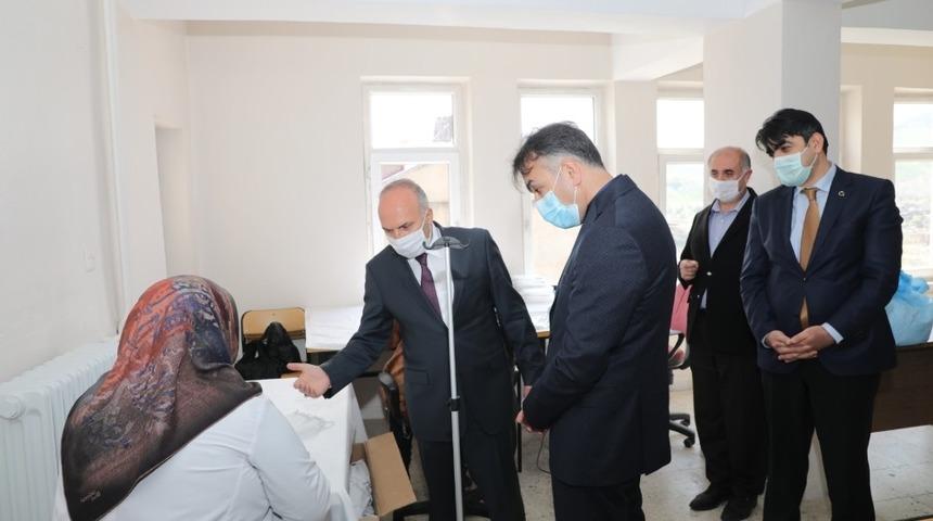 Vali &Ccedil;ağatay maske &uuml;retimini inceledi