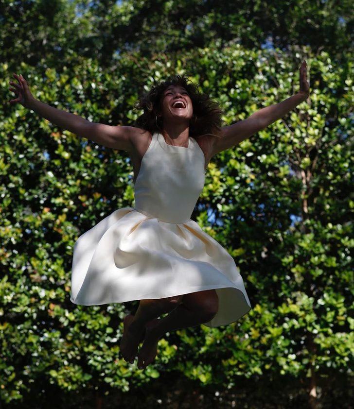 Jennifer Lopez beyaz elbisesiyle zıplayıp tavsiye verdi G3