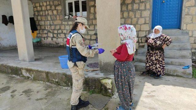 Jandarma ekipleri, 65 yaş ve üstü vatandaşların maaşlarını çekerek evlerinde teslim etti