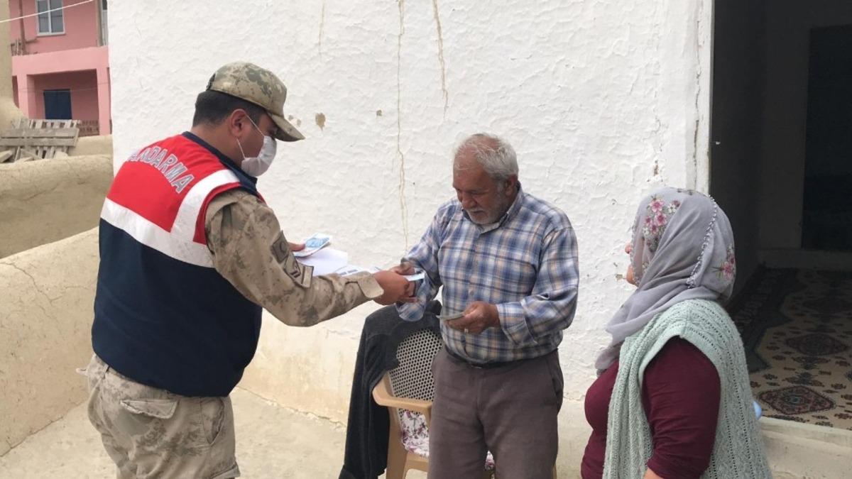 Yaşlı vatandaşlardan jandarmaya dua