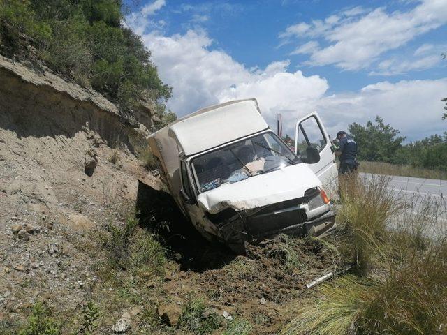 Antalya’da kamyonet kazası: 1 yaralı