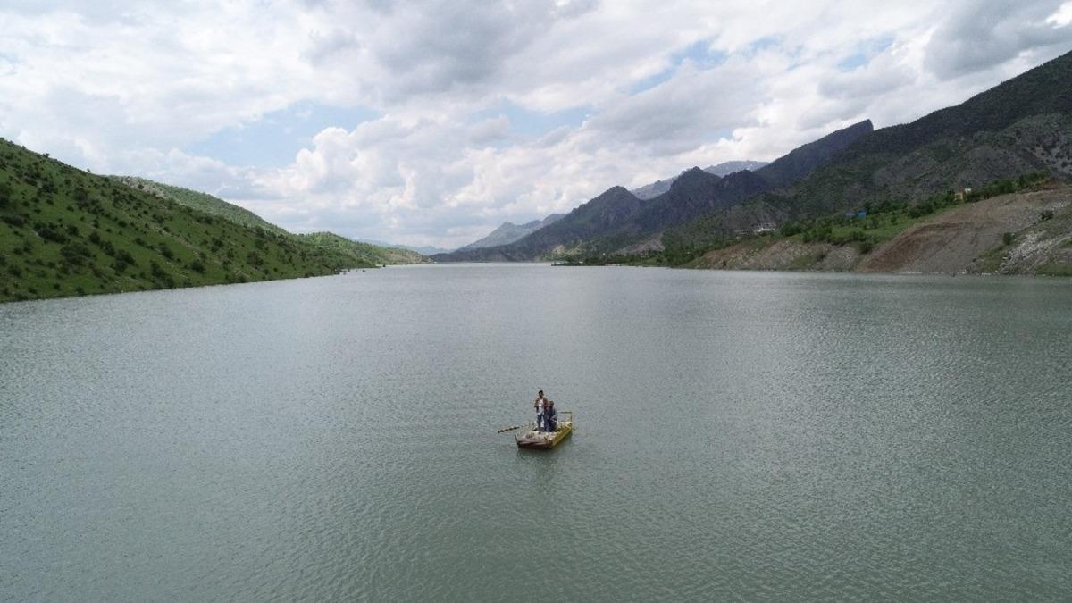Strafor, tahta ve sa&ccedil;tan kendi kayığını yaptı