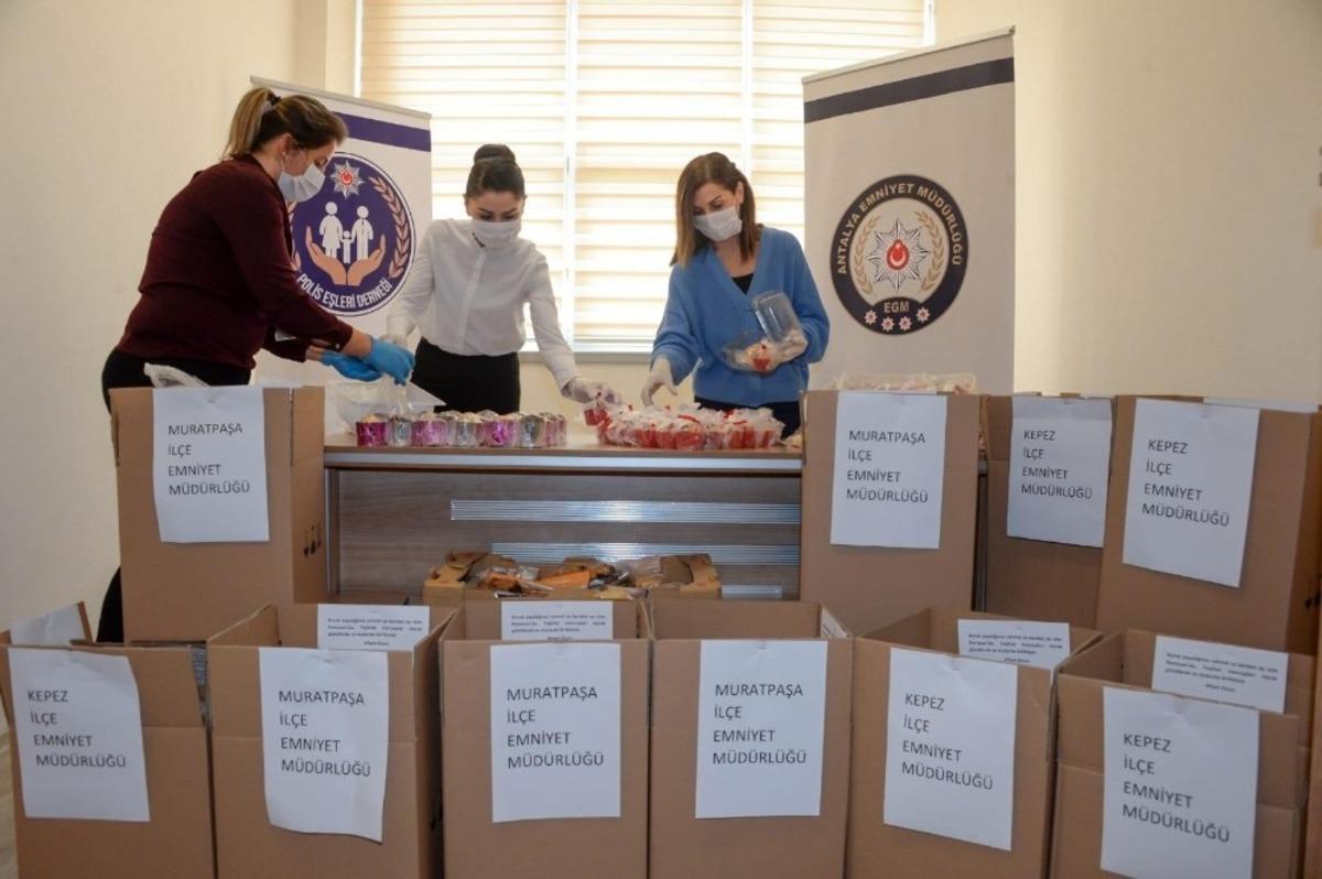 Polis eşlerinin hazırladığı el emeği &uuml;r&uuml;nler gece g&ouml;rev yapan polislere ikram edildi