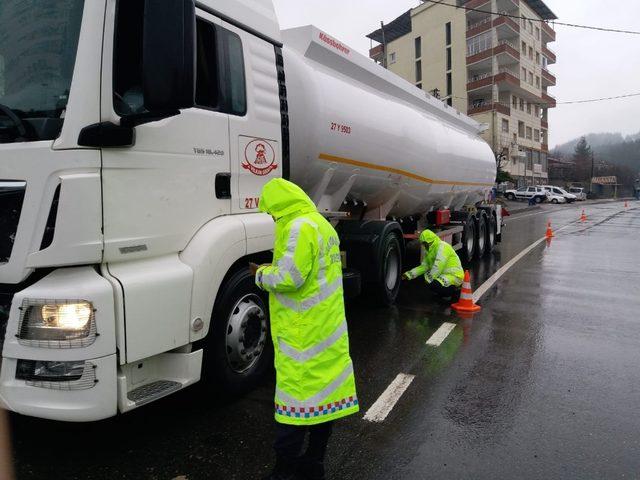 Siirt’te jandarma ekipleri, sürücü ve yayaları bilgilendirmeye devam ediyor