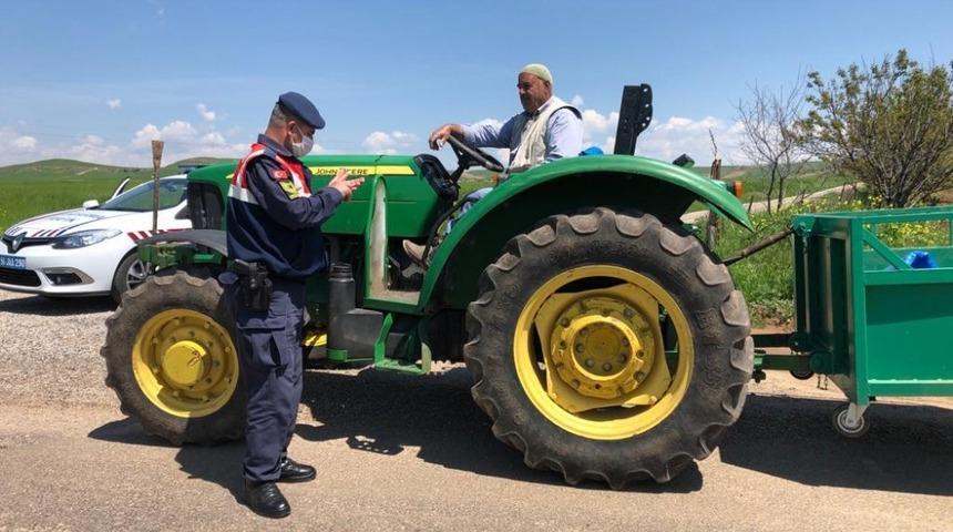 Siirt&rsquo;te jandarma ekipleri, s&uuml;r&uuml;c&uuml; ve yayaları bilgilendirmeye devam ediyor