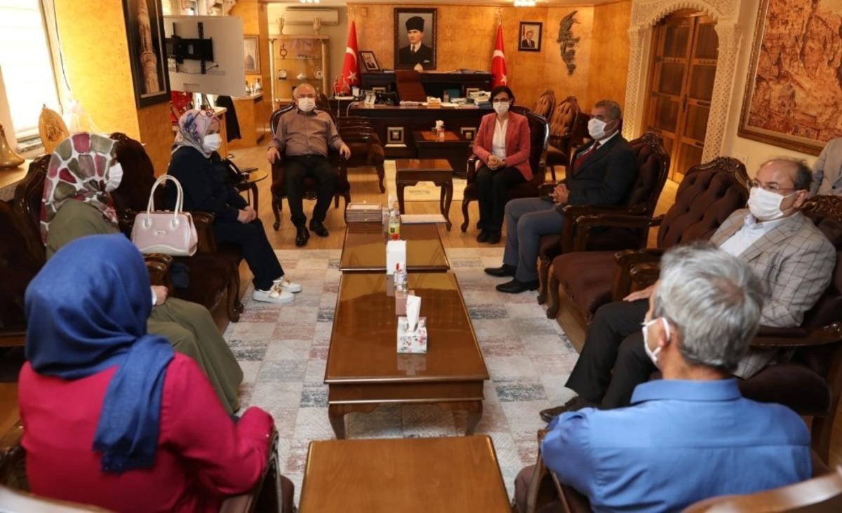 Mardin&rsquo;de 47 &uuml;retici kadına ipek b&ouml;ceği kozaları dağıtıldı