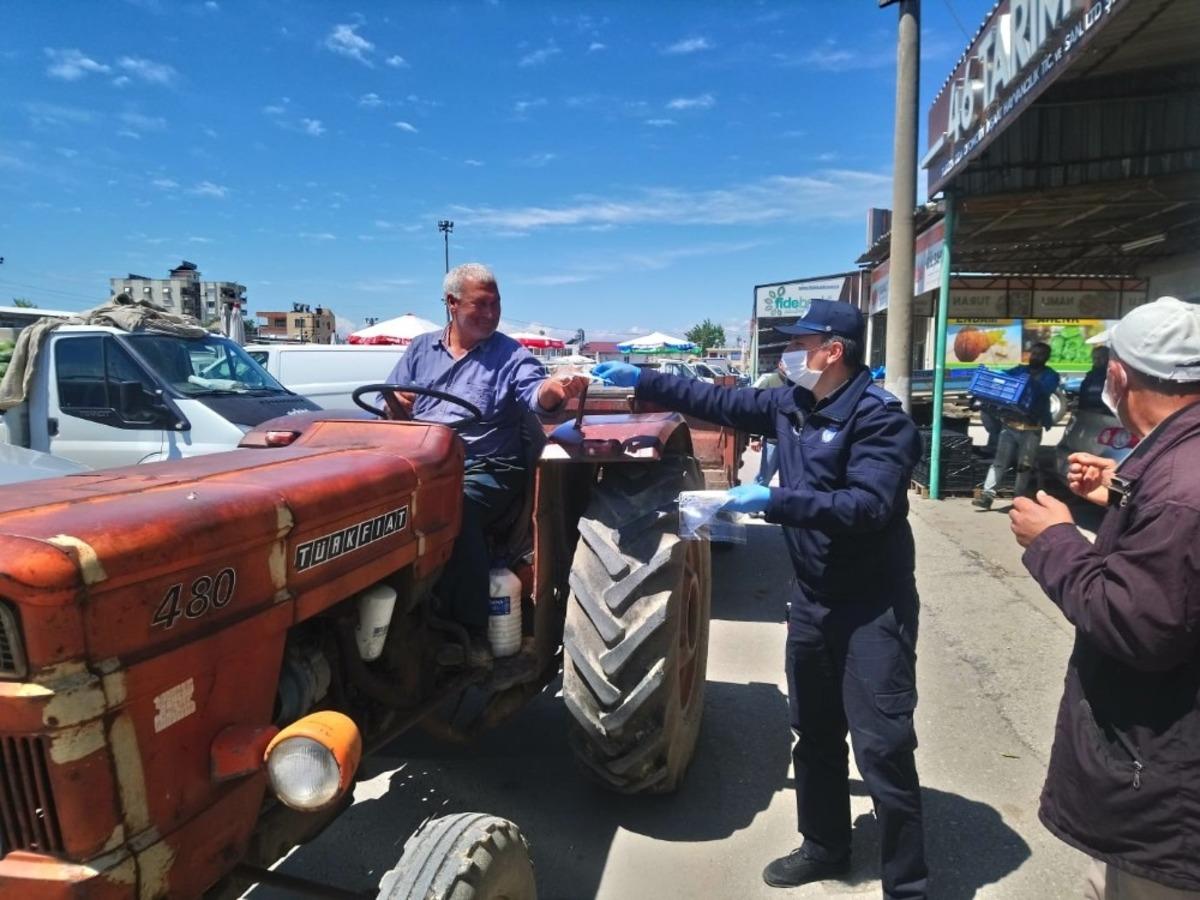 &Ccedil;andır Hali&rsquo;nde &uuml;reticiye &uuml;cretsiz maske dağıtıldı