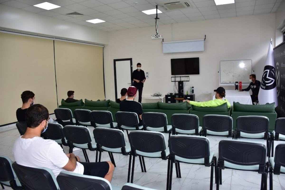 Manisa FK perşembe g&uuml;n&uuml; topbaşı yapıyor