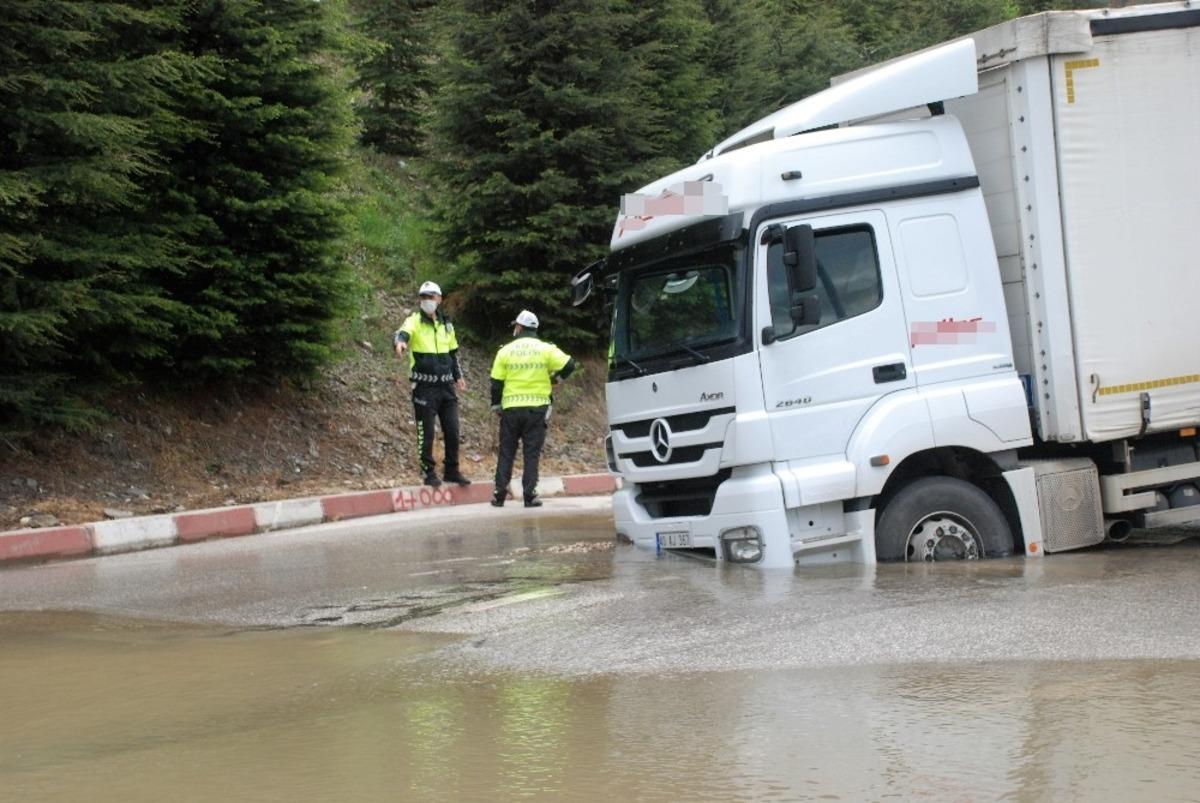 İ&ccedil;me suyu borusu patladı, kamyon &ccedil;&ouml;ken yolda saplandı