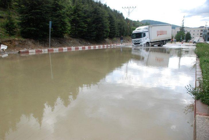 İçme suyu borusu patladı, kamyon çöken yolda saplandı G2