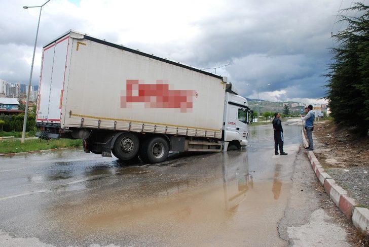 İçme suyu borusu patladı, kamyon çöken yolda saplandı G3