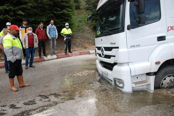 İçme suyu borusu patladı, kamyon çöken yolda saplandı G4
