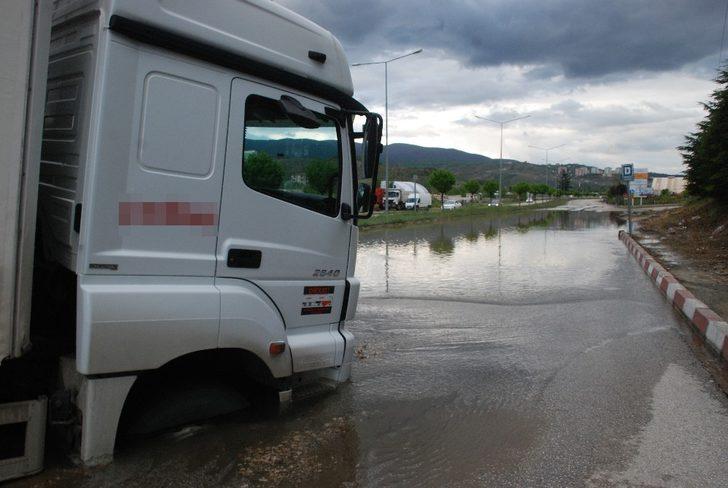 İçme suyu borusu patladı, kamyon çöken yolda saplandı G5