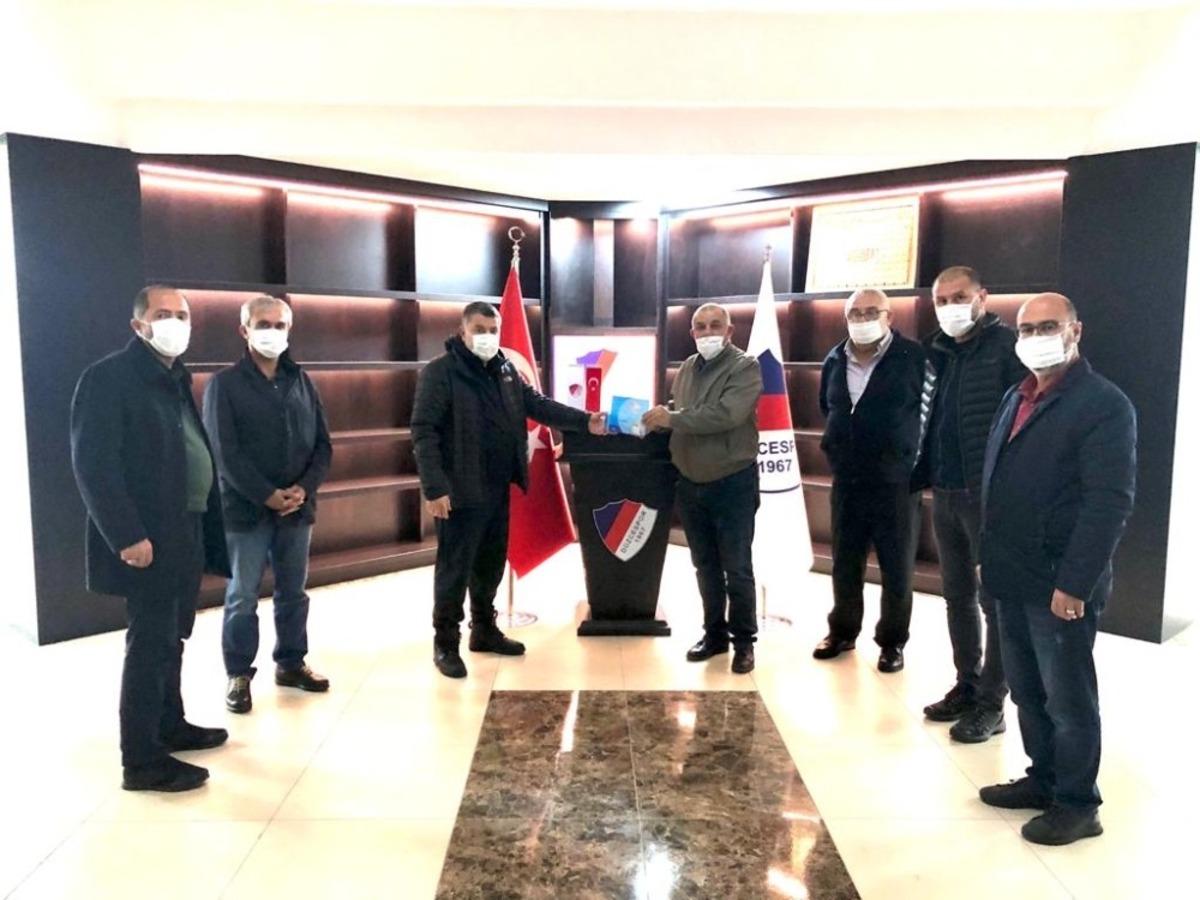 Spor kul&uuml;plerine maske dağıtıldı
