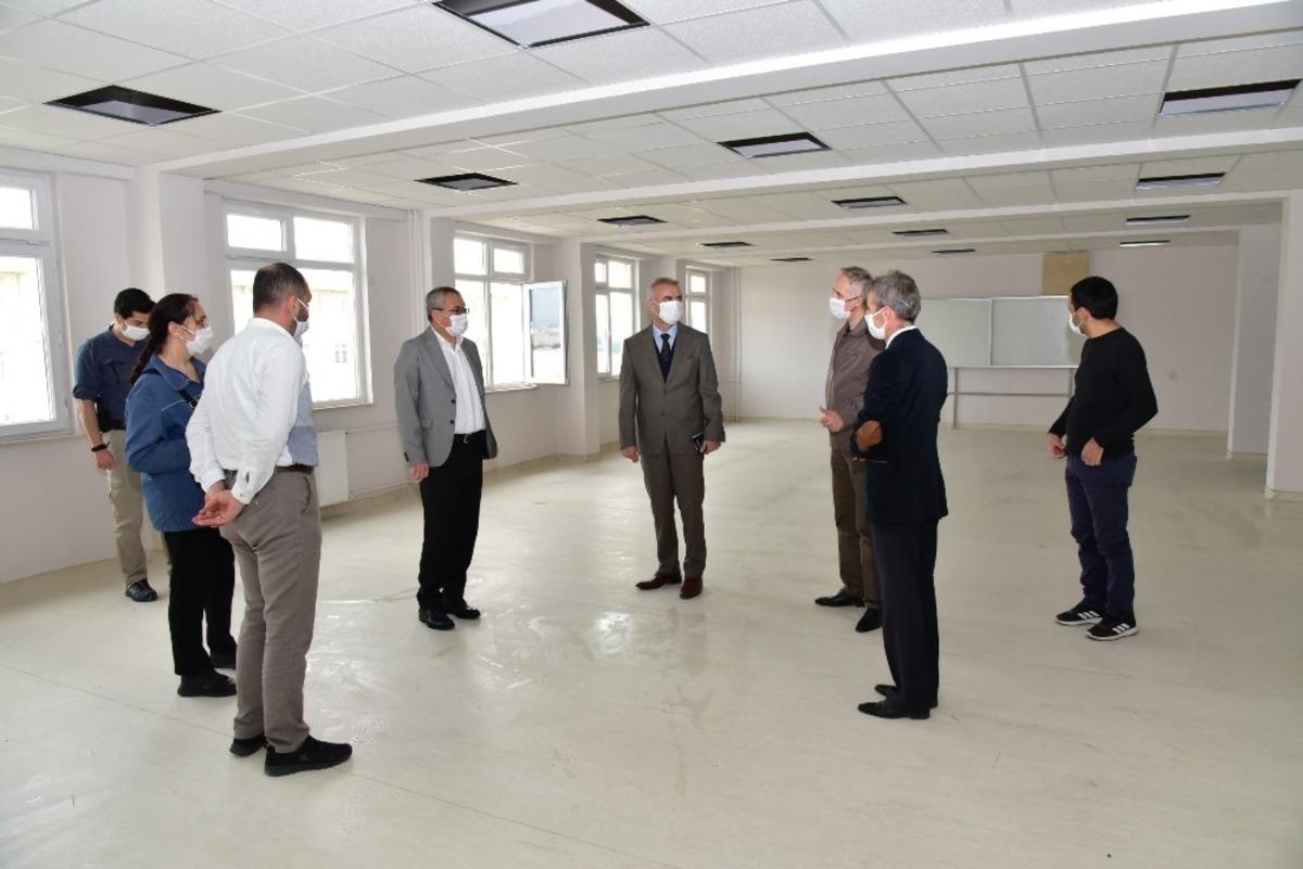 Vali Deniz okullarda incelemelerde bulundu