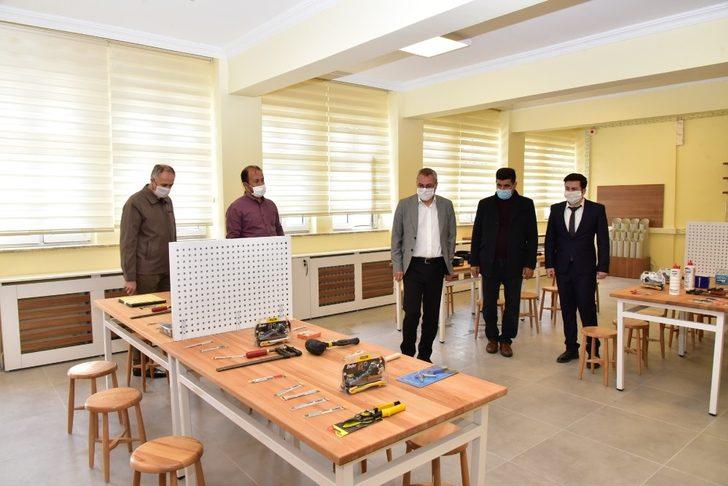 Vali Deniz okullarda incelemelerde bulundu G2