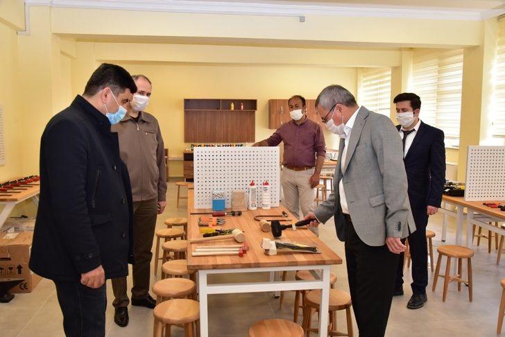 Vali Deniz okullarda incelemelerde bulundu G3