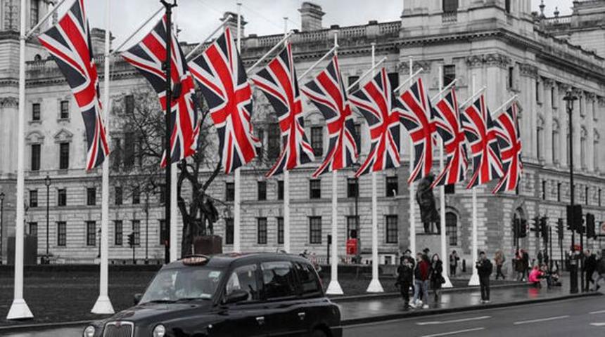 İngiltere'de sosyal mesafeyi ihlal eden bilim kurulu üyesi istifa etti