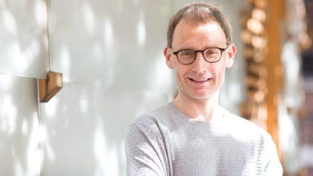 Sosyal mesafe kuralını ihlal eden İngiltere hükümetinin koronavirüs danışmanı istifa etti