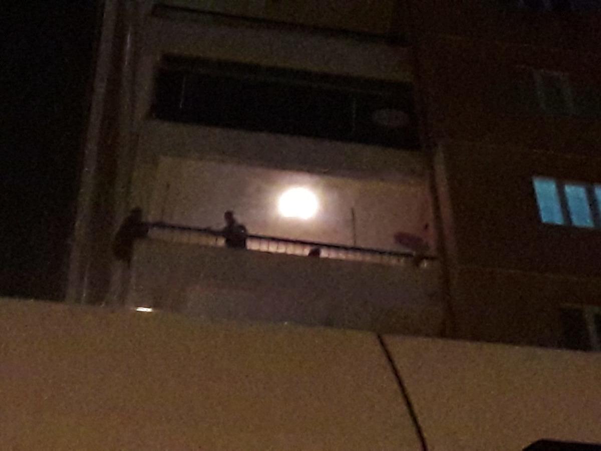 Annesinin &ouml;l&uuml;m&uuml;ne dayanamadı, 8'inci kattan atlamak istedi