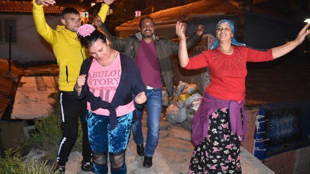 Romanlar Kakava'yı evlerinin önünde kutladı