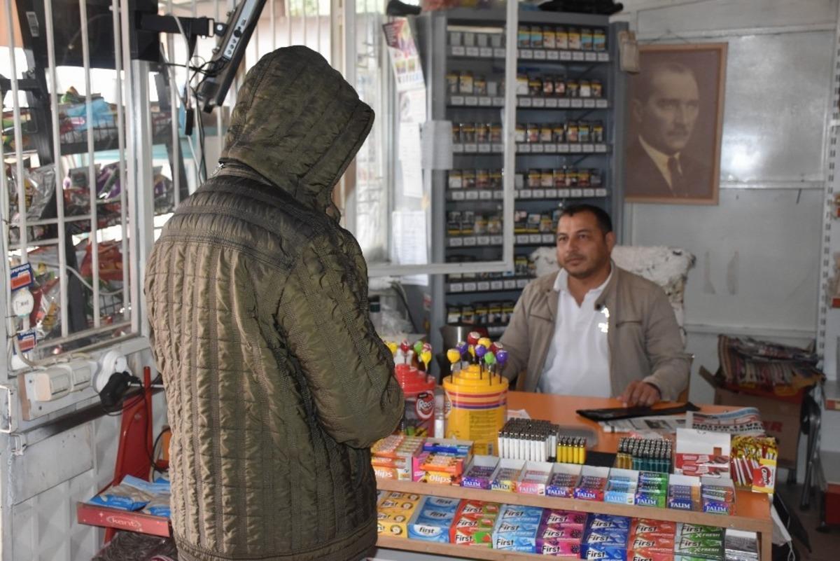 &lsquo;Bir &ccedil;ay s&ouml;yler misin&rsquo; dedi ve mahallenin bakkal borcunu sıfırladı