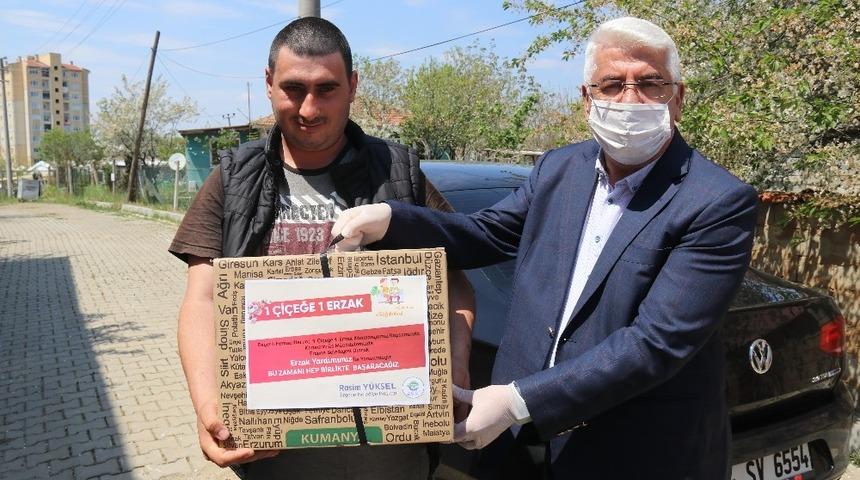 Ergene’de tebrik çiçekleri erzak olup ailelere gidiyor