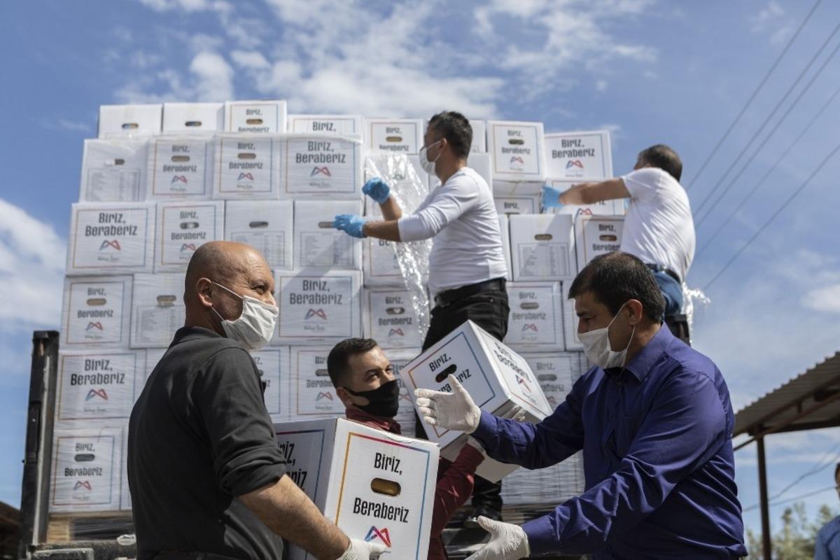 B&uuml;y&uuml;kşehir Belediyesi, esnafa 15 bin 500 gıda kolisi dağıttı